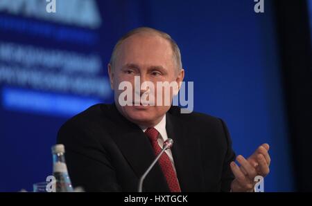 Il presidente russo Vladimir Putin fa un commento durante le discussioni a livello internazionale Forum artico 30 marzo 2017 ad Arkhangelsk, Russia. Il Forum artico include la Russia e le nazioni nordiche di Islanda, Finlandia, Norvegia e Danimarca. Foto Stock