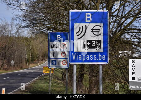 Burg Reuland, Belgio. 25 Mar, 2017. Una strada a pedaggio segno visibile in Burg Reuland, Belgio, 25 marzo 2017. Il sistema di pedaggio è stato introdotto il 01 aprile 2016 e si applica a tutti i veicoli da trasporto con un peso totale ammesso di più di 3,5 t. - Nessun filo SERVICE - foto: Horst Galuschka/dpa/Alamy Live News Foto Stock