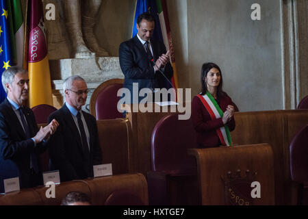 Roma, Italia. 30 Mar, 2017. L'ex allenatore della squadra di calcio inglese Il Leicester City FC, Claudio Ranieri per ricevere il Premio onorario dal Sindaco di Roma Virginia raggi per il suo caeer e per le sue opere a Leicester City, al Campidoglio Palace di Roma. La foto di un momento di credito evento: Andrea Ronchini/Alamy Live News Foto Stock