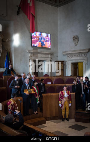 Roma, Italia. 30 Mar, 2017. L'ex allenatore della squadra di calcio inglese Il Leicester City FC, Claudio Ranieri per ricevere il Premio onorario dal Sindaco di Roma Virginia raggi per il suo caeer e per le sue opere a Leicester City, al Campidoglio Palace di Roma. La foto di un momento di credito evento: Andrea Ronchini/Alamy Live News Foto Stock