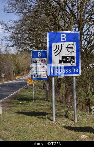 Burg Reuland, Belgio. 25 Mar, 2017. Una strada a pedaggio segno visibile in Burg Reuland, Belgio, 25 marzo 2017. Il sistema di pedaggio è stato introdotto il 01 aprile 2016 e si applica a tutti i veicoli da trasporto con un peso totale ammesso di più di 3,5 t. - Nessun filo SERVICE - foto: Horst Galuschka/dpa/Alamy Live News Foto Stock