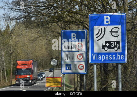 Burg Reuland, Belgio. 25 Mar, 2017. Una strada a pedaggio segno visibile in Burg Reuland, Belgio, 25 marzo 2017. Il sistema di pedaggio è stato introdotto il 01 aprile 2016 e si applica a tutti i veicoli da trasporto con un peso totale ammesso di più di 3,5 t. - Nessun filo SERVICE - foto: Horst Galuschka/dpa/Alamy Live News Foto Stock