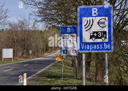 Burg Reuland, Belgio. 25 Mar, 2017. Una strada a pedaggio segno visibile in Burg Reuland, Belgio, 25 marzo 2017. Il sistema di pedaggio è stato introdotto il 01 aprile 2016 e si applica a tutti i veicoli da trasporto con un peso totale ammesso di più di 3,5 t. - Nessun filo SERVICE - foto: Horst Galuschka/dpa/Alamy Live News Foto Stock