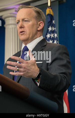 Washington, DC, Stati Uniti d'America. 30 Mar, 2017. Segretario stampa della Casa Bianca SEAN SPICER risponde alle domande dei giornalisti durante il Daily briefing con la stampa alla Casa Bianca. Credito: Ken Cedeño/ZUMA filo/Alamy Live News Foto Stock