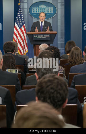 Washington, DC, Stati Uniti d'America. 30 Mar, 2017. Segretario stampa della Casa Bianca SEAN SPICER risponde alle domande dei giornalisti durante il Daily briefing con la stampa alla Casa Bianca. Credito: Ken Cedeño/ZUMA filo/Alamy Live News Foto Stock