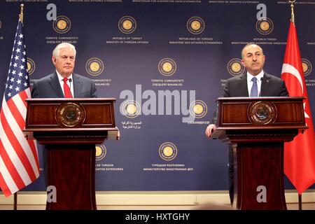 Ankara, Turchia. 30 Mar, 2017. Stati Uniti Il segretario di Stato Rex Tillerson commenti durante una conferenza stampa congiunta con il Ministro degli esteri turco Mevlut Cavusoglu presso il Ministero degli Affari Esteri 30 marzo 2017 ad Ankara, Turchia. Tillerson non è riuscita nella sua missione per lenire le relazioni con la Turchia su una vasta gamma di tematiche. Credito: Planetpix/Alamy Live News Foto Stock