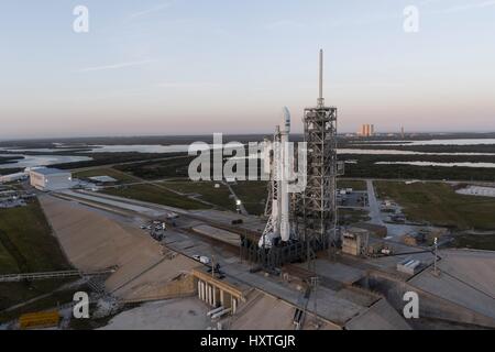 La SpaceX Falcon 9 missione a razzo SES-10 è predisposta per sollevare che trasportano le comunicazioni commerciali satellite a partire dal complesso di lancio 39A presso il Kennedy Space Center Marzo 30, 2017 a Cape Canaveral, in Florida. La missione SpaceX sarà il primo utilizzo di razzi riutilizzabili in un tentativo di ridurre il costo del volo spaziale. Foto Stock
