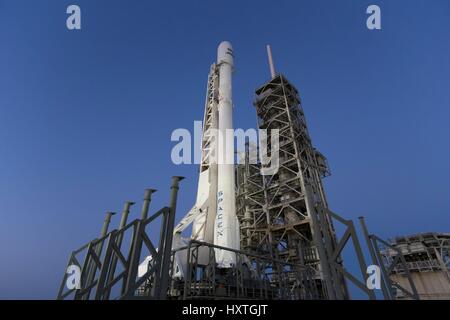 La SpaceX Falcon 9 missione a razzo SES-10 è predisposta per sollevare una porta di comunicazioni commerciali satellite a partire dal complesso di lancio 39A presso il Kennedy Space Center Marzo 30, 2017 a Cape Canaveral, in Florida. La missione SpaceX sarà il primo utilizzo di razzi riutilizzabili in un tentativo di ridurre il costo del volo spaziale. Foto Stock