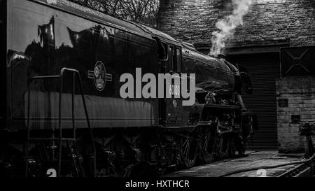 Howarth, UK. Il 30 marzo 2017. Flying Scotsman si appoggia per tutta la notte prima della riapertura del Settle a Carlisle linea. La linea è stata chiusa il 9 febbraio 2016 come risultato di una frana. Le riparazioni hanno costato £23M Credito: Graham Eva/Alamy Live News Foto Stock