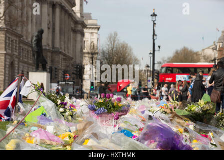 Londra, Regno Unito. Il 30 marzo 2017. Omaggio floreale per la Westminster vittime di attacco a Piazza del Parlamento. Londra, UK Credit: Manuel Guerra/Alamy Live News Foto Stock