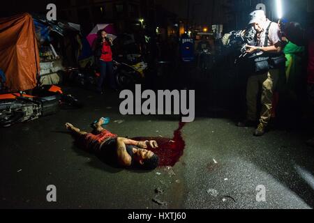 Manila, la regione della capitale nazionale, Filippine. 5 Ottobre, 2016. Il corpo esanime di farmaco sospetto BENJAMIN VISDA giace in una pozza di sangue su fondi fangosi strada sterrata 100m dal tondo stazione di polizia 1. Polizia presso la scena rivendicato che Visda, chi è stato ammanettato, aveva resistito e di arresto è stato ucciso in una lotta dopo che egli aveva afferrato uno dei poliziotti pistole. Testimoni oculari presso la scena che ha rifiutato di essere identificato rivendicato che Visda è stato picchiato dalla polizia ununiformed come egli pregò per la sua vita prima di essere colpito nella parte posteriore della testa. Essi hanno affermato che i poliziotti hanno poi rimosso il suo manette, che erano Foto Stock