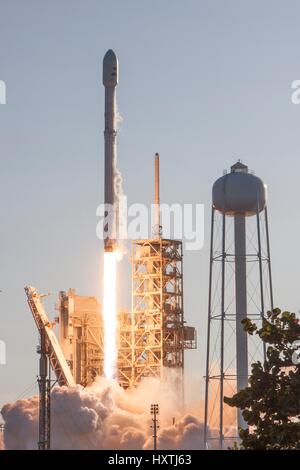 Cape Canaveral, in Florida, Stati Uniti d'America. Il 30 marzo 2017. La SpaceX Falcon 9 missione a razzo SES-10 di blasti spento portando una comunicazione commerciale satellite a partire dal complesso di lancio 39A presso il Kennedy Space Center Marzo 30, 2017 a Cape Canaveral, in Florida. La missione SpaceX ha segnato la prima volta nella storia del volo spaziale che il razzo stesso è stato utilizzato su due distinte missioni in orbita. Credito: Planetpix/Alamy Live News Foto Stock