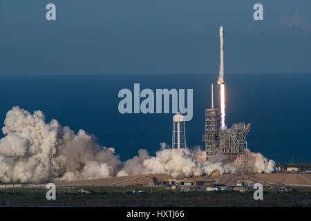 Cape Canaveral, in Florida, Stati Uniti d'America. Il 30 marzo 2017. La SpaceX Falcon 9 missione a razzo SES-10 di blasti spento portando una comunicazione commerciale satellite a partire dal complesso di lancio 39A presso il Kennedy Space Center Marzo 30, 2017 a Cape Canaveral, in Florida. La missione SpaceX ha segnato la prima volta nella storia del volo spaziale che il razzo stesso è stato utilizzato su due distinte missioni in orbita. Credito: Planetpix/Alamy Live News Foto Stock