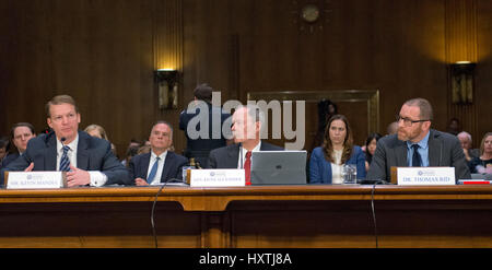 Washington DC, Stati Uniti d'America. Il 30 marzo 2017. Senato degli Stati Uniti di Comitato di selezione sulla Intelligence conduce un' audizione aperta intitolata 'Disinformation: un primer in russo misure attive e influenzare le campagne' sul Campidoglio di Washington DC, giovedì, 30 marzo 2017. Testimoniando da sinistra a destra: Kevin Mandia, Chief Executive Officer di FireEye; US Army generale (pensionati) Keith B. Alexander, ex direttore, National Security Agency (DIRNSA), ex capo della Centrale di Security Service (CHCSS) e ex comandante degli Stati Uniti Cyber Command e attuale Presidente e Amministratore Delegato Foto Stock