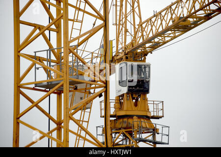 Kiel, Germania. 29 Mar, 2017. Gru su un cantiere in Kiel, Germania, 29 marzo 2017. Il tedesco agenzia di collocamento (Agentur fuer Arbeit) presenterà la sua relazione sull'occupazione per il mese di marzo sul 31.03.17. Foto: Carsten Rehder/dpa/Alamy Live News Foto Stock