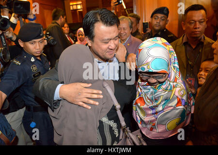 Kuala Lumpur, Malesia. 31 Mar, 2017. Filamento cittadini malesi nella Repubblica popolare democratica di Corea arriva in un aeroporto di Kuala Lumpur in Malesia, il 31 marzo 2017. Repubblica democratica popolare di Corea detto tardi giovedì ha raggiunto un accordo con la Malesia la disputa sul decesso di un cittadino della Repubblica popolare democratica di Corea a Kuala Lumpur il mese scorso. Credito: Chong Voon Chung/Xinhua/Alamy Live News Foto Stock