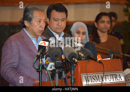 Kuala Lumpur, Malesia. 31 Mar, 2017. Malaysian Ministro degli Esteri Anifah Aman (L) parla ai media all'arrivo del filamento 9 cittadini malesi nella Repubblica popolare democratica di Corea in un aeroporto di Kuala Lumpur in Malesia, il 31 marzo 2017. Repubblica democratica popolare di Corea detto tardi giovedì ha raggiunto un accordo con la Malesia la disputa sul decesso di un cittadino della Repubblica popolare democratica di Corea a Kuala Lumpur il mese scorso. Credito: Chong Voon Chung/Xinhua/Alamy Live News Foto Stock