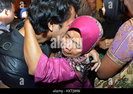 Kuala Lumpur, Malesia. 31 Mar, 2017. Filamento cittadini malesi nella Repubblica popolare democratica di Corea arriva in un aeroporto di Kuala Lumpur in Malesia, il 31 marzo 2017. Repubblica democratica popolare di Corea detto tardi giovedì ha raggiunto un accordo con la Malesia la disputa sul decesso di un cittadino della Repubblica popolare democratica di Corea a Kuala Lumpur il mese scorso. Credito: Chong Voon Chung/Xinhua/Alamy Live News Foto Stock