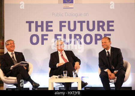 La Valletta, Malta. 29 Mar, 2017. Il Presidente della Commissione Europea Jean Claude Juncker (C) e il maltese il Primo Ministro Giuseppe MOSCATO (R) frequentano il dialogo pubblico del futuro dell'Europa a La Valletta, capitale di Malta, 29 marzo 2017. Credito: Yuan Yun/Xinhua/Alamy Live News Foto Stock