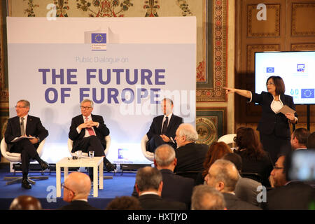 La Valletta, Malta. 29 Mar, 2017. Il Presidente della Commissione Europea Jean Claude Juncker(2 L) e il maltese il Primo Ministro Giuseppe moscato(3 L) partecipare al dialogo pubblico del futuro dell'Europa a La Valletta, capitale di Malta, 29 marzo 2017. Credito: Yuan Yun/Xinhua/Alamy Live News Foto Stock