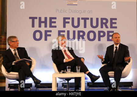 La Valletta, Malta. 29 Mar, 2017. Il Presidente della Commissione Europea Jean Claude Juncker (C) e il maltese il Primo Ministro Giuseppe MOSCATO (R) frequentano il dialogo pubblico del futuro dell'Europa a La Valletta, capitale di Malta, 29 marzo 2017. Credito: Yuan Yun/Xinhua/Alamy Live News Foto Stock