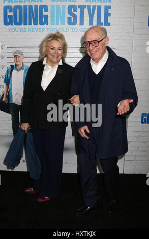 New York, New York, Stati Uniti d'America. 30 Mar, 2017. L'attrice Candice Bergen e suo marito MARSHALL ROSE partecipare a "Andando in stile' New York Premiere detenute SVA Theater. Credito: Nancy Kaszerman/ZUMA filo/Alamy Live News Foto Stock