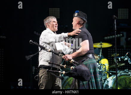 Ian Brown delle rose di pietra in primo piano il palco principale al giorno 1 della T nel Parco festival a Strathallan Castello sulla luglio 08, 2016 a Perth in Scozia. Foto Stock