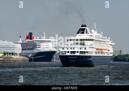 Navi da Crociera Prinsendam e Queen Mary 2 nel porto di Amburgo, Amburgo, Germania, Europa Kreuzfahrtschiffe Prinsendam und Queen Mary 2 im Hamburger Foto Stock