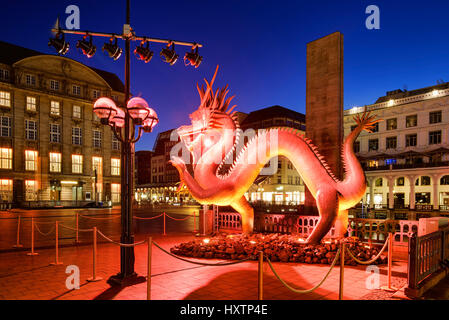 Drago di rame presso il municipio di mercato ora della Cina nel 2012 ad Amburgo, Germania, Europa Kupferdrache auf dem Rathausmarkt zur Ora Cina 2012 in Hamb Foto Stock