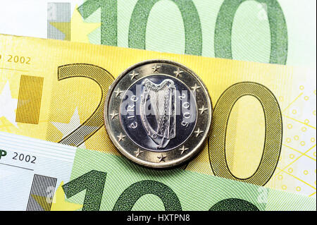 Irish euro-coin uno su euro-banconote, miliardi di supporto per Irlanda, Irische Ein-Euro-Münze auf Euro-Banknoten, Milliardenunterstützung für Irlanda Foto Stock