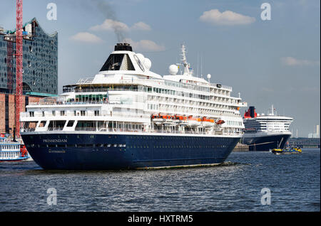 Navi da Crociera Prinsendam e Queen Mary 2 nel porto di Amburgo, Amburgo, Germania, Europa Kreuzfahrtschiffe Prinsendam und Queen Mary 2 im Hamburger Foto Stock