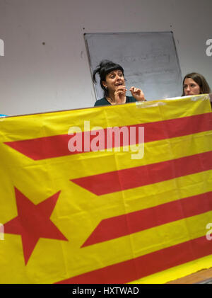 Palermo, Italia. 29 Mar, 2017. Il Parlamento catalano membro e leader della pro-indipendenza anti partito capitalista "Candidatura d'Unitat popolare - CUP' (popolare unità candidatura), Anna Gabriel durante un incontro con gli studenti a Palermo. Credito: Antonio Melita/Pacific Press/Alamy Live News Foto Stock