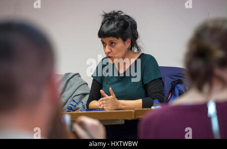 Palermo, Italia. 29 Mar, 2017. Il Parlamento catalano membro e leader della pro-indipendenza anti partito capitalista "Candidatura d'Unitat popolare - CUP' (popolare unità candidatura), Anna Gabriel durante un incontro con gli studenti a Palermo. Credito: Antonio Melita/Pacific Press/Alamy Live News Foto Stock