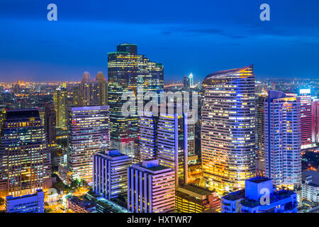 Bangkok City al crepuscolo, quartiere degli affari di Silom, Bangkok in Thailandia Foto Stock