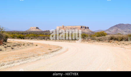 Area abbandonata con polverosa strada sterrata in Namibia, Africa Foto Stock