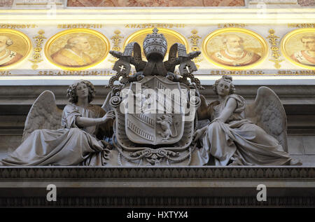 Stemma di Papa Pio IX, basilica di San Paolo fuori le Mura a Roma, Italia Foto Stock