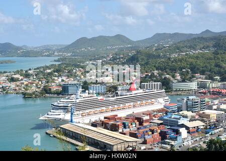 CASTRIES ST LUCIA CARAIBI 19 Gennaio 2015: grande nave da crociera nel porto di capitale di Santa Lucia Foto Stock