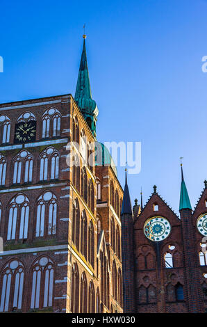 Il vecchio municipio e la chiesa di San Nicola di Città Anseatica di Stralsund, Mecklenburg-Pomerania, Germania. Foto Stock