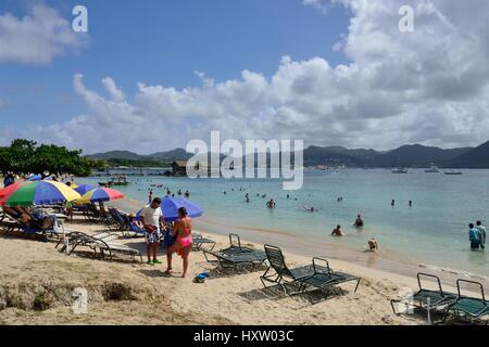 ST LUCIA CARAIBI 17 Gennaio 2015: vacanzieri godere la spiaggia Foto Stock