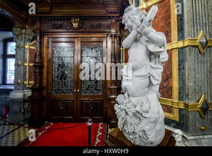 Scultura di alabastro in sala di ricevimento nel palazzo di Peles, ex castello reale, costruito tra il 1873 e il 1914, si trova vicino alla città di Sinaia in Romania Foto Stock