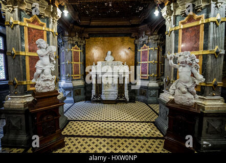 Sculture di alabastro in sala di ricevimento nel palazzo di Peles, ex castello reale, costruito tra il 1873 e il 1914, si trova vicino alla città di Sinaia in Romania Foto Stock