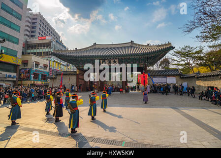 SEOUL, Corea: marzo 26,2016: Palazzo Deoksugung Royal guard-modifica cerimonia mostra a Seul, Corea del Sud Foto Stock