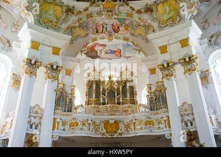 Steingaden, Germania - 5 Giugno 2016: l'organo a canne nella Chiesa del pellegrinaggio di Wies. Si tratta di un ovale chiesa rococò, progettato nel tardo 1740s da Dominikus Foto Stock