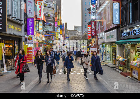 MYEONG-DONG DI SEOUL, Corea: aprile 1,2016: People Shopping e passeggiate in a Myeongdong street market, Seoul, Corea del Sud Foto Stock