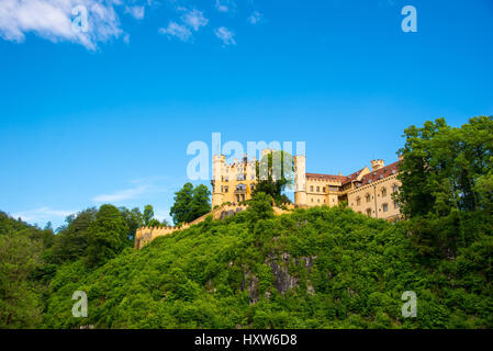 Il Castello di Hohenschwangau o Schloss Hohenschwangau è un palazzo del XIX secolo in Germania meridionale. È stata la residenza di infanzia di re Ludwig II di Bava Foto Stock