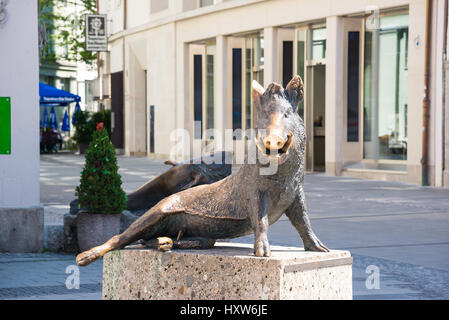 Monaco di Baviera, Germania - 7 giugno 2016: il cinghiale vicino Tedesco Museo della caccia e della pesca - Il Deutsches Jagd und Fischereimuseum è un museo che espone oggetti co Foto Stock
