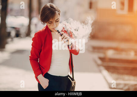 Sigaretta elettronica vaporizzatore batteria e nicotina kit liquido Foto  stock - Alamy