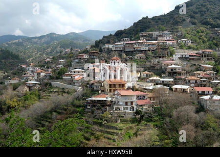 Pittoresco villaggio Moutoulas ai piedi dei monti Troodos, repubblica su Cipro. Foto Stock