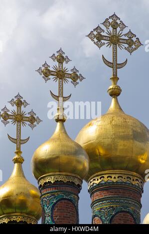 Forefront delle cupole della chiesa della Deposizione della Veste, il Cremlino di Mosca, Russia Foto Stock