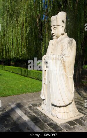 Statua di un funzionario civile in generale la Via Sacra delle tombe Ming. Fu costruita tra il 1435 e il 1540. Shisanling, Pechino, Cina Foto Stock